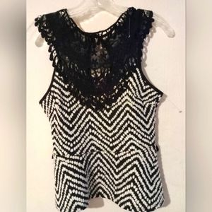 KIMCINE Sz. Small Black & White w Black‎ Lace Sleeveless Top